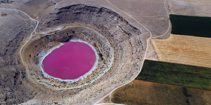 Konya'da rengiyle şaşırtan göl: Meyil Obruk Gölü