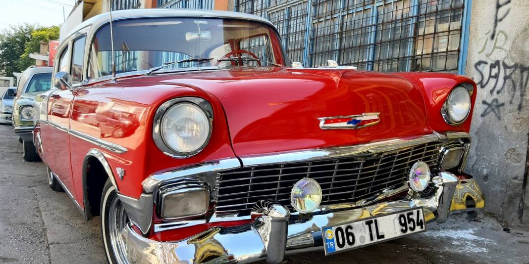 Konya'da klasik otomobil tutkunu Mustafa Havuçcuoğlu, hurda otomobilleri eski ihtişamına kavuşturuyor 5
