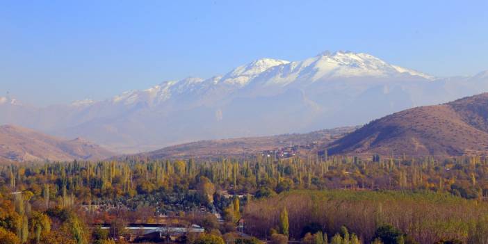 Konya'da sonbahar renkleri ve karlı dağlar büyüleyici manzaralar oluşturdu