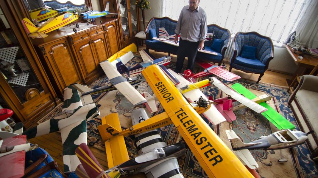Model uçak tutkusu nedeniyle evinin bir odasını atölyeye dönüştürdü 1