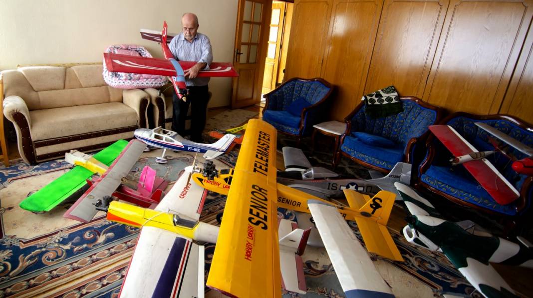 Model uçak tutkusu nedeniyle evinin bir odasını atölyeye dönüştürdü 8