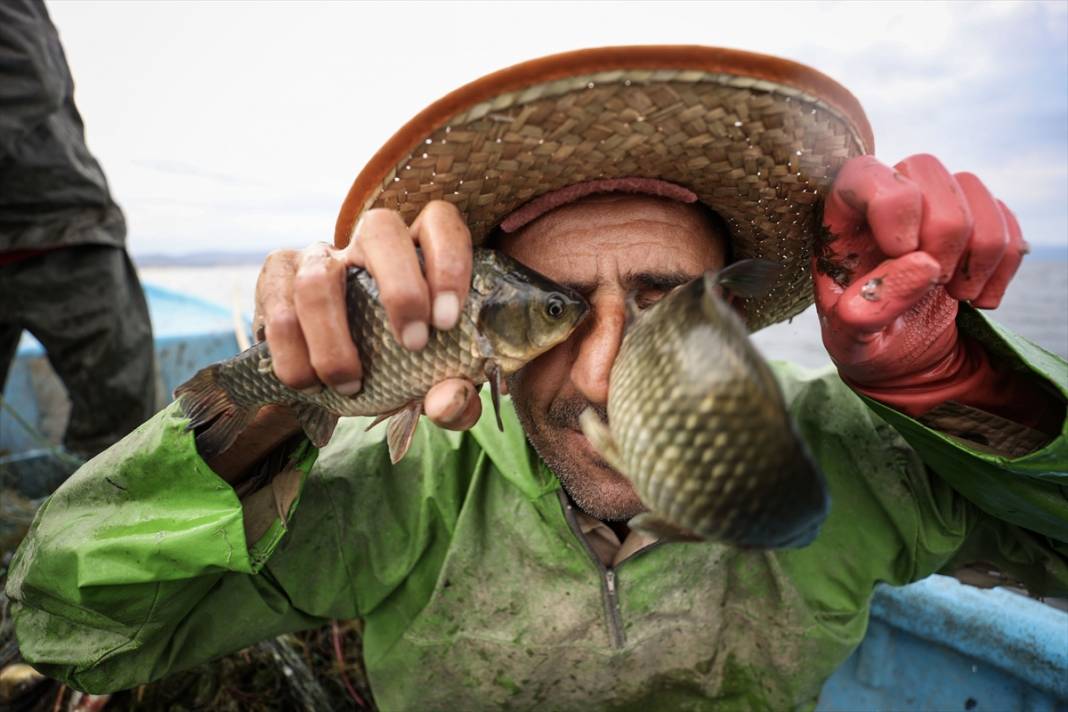 Konya'nın denizinde bir balıkçının günü böyle geçiyor 11