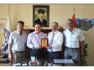 Emeklilerden Başkan Zenbilci’ye Teşekkür Plaketi