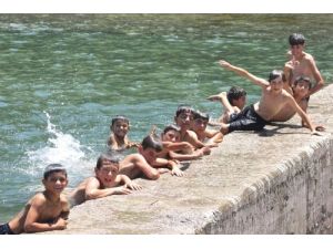 Sıcaktan Bunalan Çocuklar Karaçay’a Koşuyor