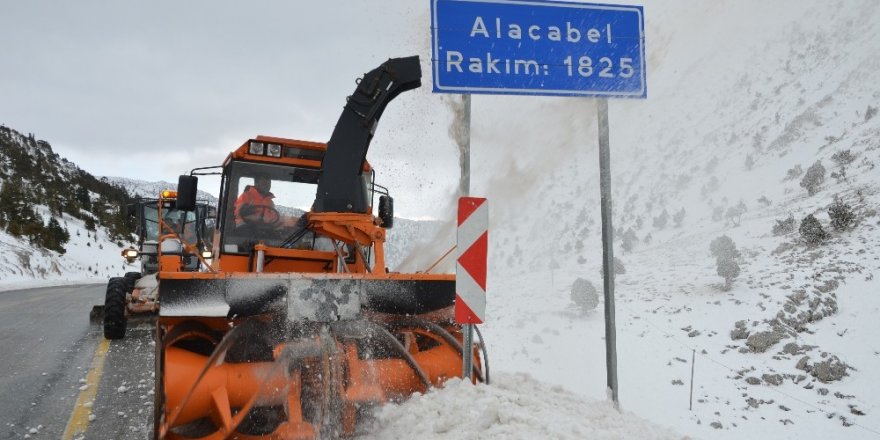 Alacabel’de karla mücadele çalışmaları sürüyor