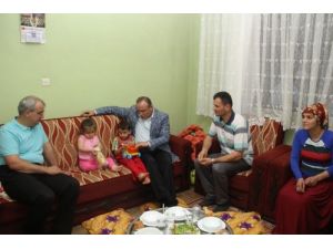 Trabzon Valisi Kızılcık, Yer Sofrasında Orucunu Açtı