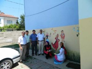 Okul Müdürü Ve Öğretmenler Birlik Oldu, Duvarları Boyadı