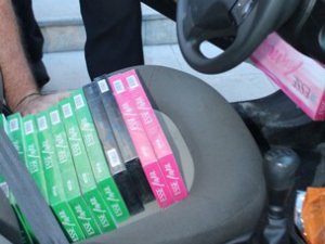 Binlerce kaçak sigarayla tatil yolunda yakalandılar