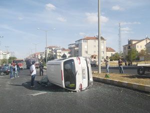Minibüs otomobille çarpıştı: 6 yaralı