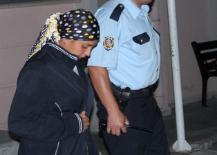 Bebeğini bırakıp kocasıyla eroin satmaya çıktı