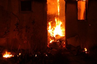 Boş ev alev alev yandı