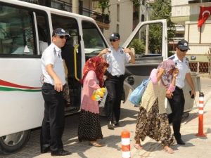 Karşıyaka'daki Dilenciler Cami Önlerinden Toplandı