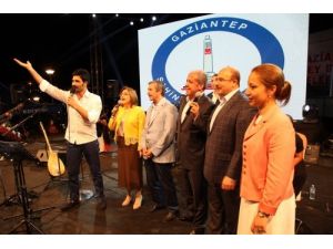 Bakan Fatma Şahin, Uğur Işılak İle 'Haydi Anadolu' Şarkısını Söyledi