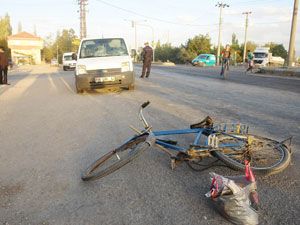 Otomobil bisikletliye çarptı: 2 kişi yaralandı