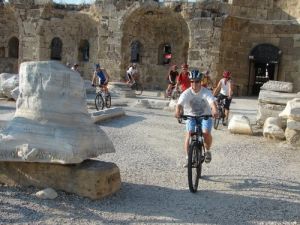 Belçikalı Bisikletçiler, Pedal Çevirerek Tarihi Ören Yerlerini Ziyaret Ediyor