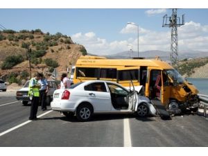 Semah Ekibini Taşıyan Minibüse Otomobil Çarptı: 2'si Ağır 16 Yaralı