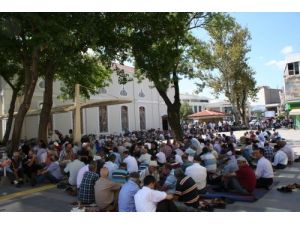 Kur’an-ı En Güzel Okuyanları Dinlemek İsteyenler Camiye Sığmadı, Sokağa Taştı