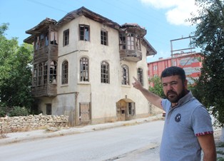 Asırlık konak çöküyor