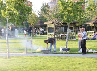 Parklar, iftar saatinde de doluyor