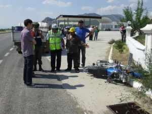 Motosikletle Kamyonet Çarpıştı: 1 Ölü, 1 Ağır Yaralı