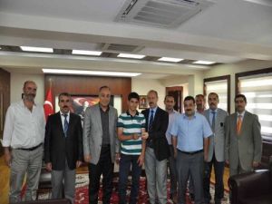 Vali Büyükersoy, Muş Sbs Birincisini Ödüllendirdi