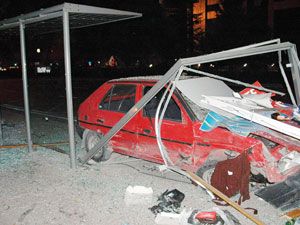 Otomobil otobüs durağına daldı