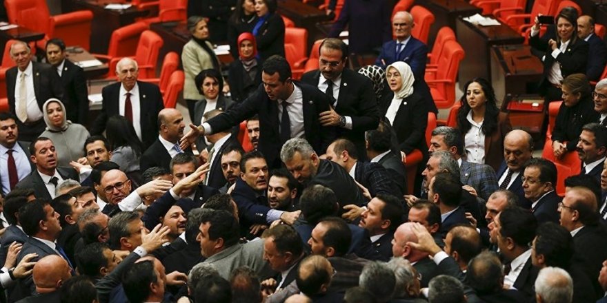 'Halkbank'tan milletvekillerine 9 bin 700 lira promosyon ödemesi'