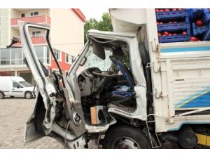 Kaygan Yolda Duramayan Sürücüler Kazaya Sebep Oldu