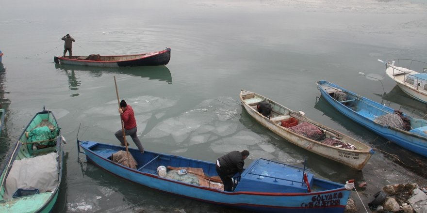 Beyşehir Gölü’nde buzlar arasında avlanma mesaisi