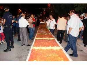 74 Metrelik Künefe Yarım Saatte Tükendi