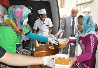 Abdulkadir Çat, mahallede iftar dağıttı