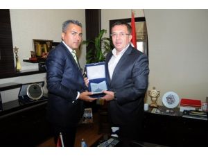 Sezai Karakoç’un Oğlu, Başkan Çetin'e Plaket Verdi