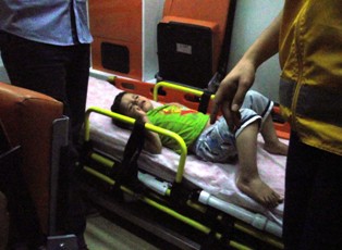 Üzerine televizyon düşen çocukk yaralandı