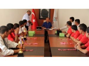 Vali Yurdakul Sporcuları Altınla Ödüllendirdi