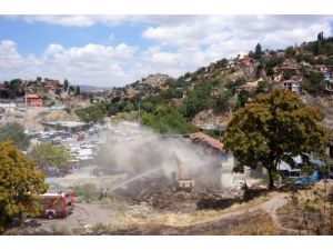Bentderesi'nde Yer Alan Genelevlerden Geriye Kalan Son İki Bina Da Yıkıldı