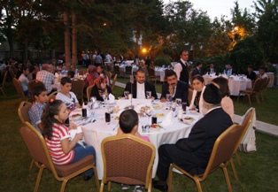 Çocuklar ve yaşlılar iftarda bir araya geldi