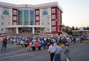Lale Lisesi mezunları iftarda buluştu