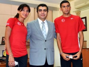 Vali, Gamze Bulut Ve Süleyman Bekmezci’yi Altınla Ödüllendirdi