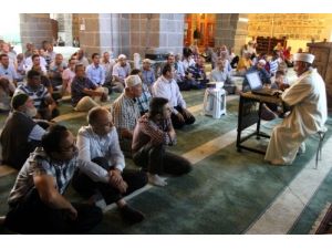 Camide Sinevizyonlu Sohbet Cemaatin İlgisini Çekiyor