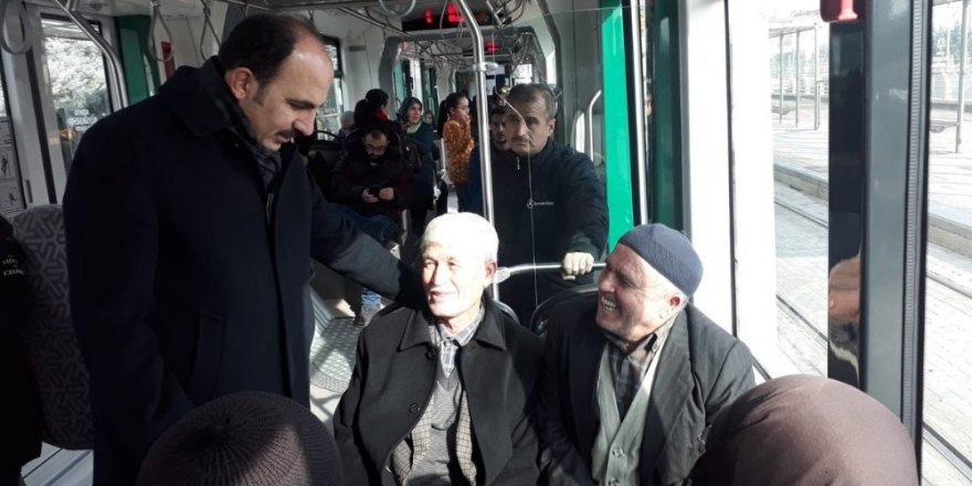 Başkan Altay tramvayda vatandaşlarla bir araya geldi