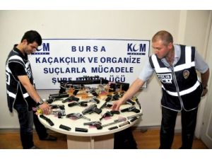 Polis Silah Operasyon Yaptı, Dolaptaki Zuladan 11 Tabanca Çıktı