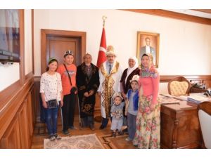 Vali Şahin, Depremzede Aileyi Konuk Etti