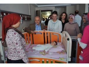 Ak Parti Teşkilatı Çocuk Hastaları Ziyaret Etti