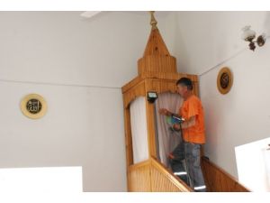 Melikgazi Belediyesi Camilerde Temizlik Yapıyor