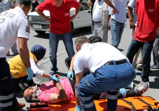 Motosiklet yayaya çarptı: 2 yaralı