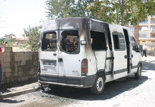 Tutuşan odunlar minibüsü yaktı