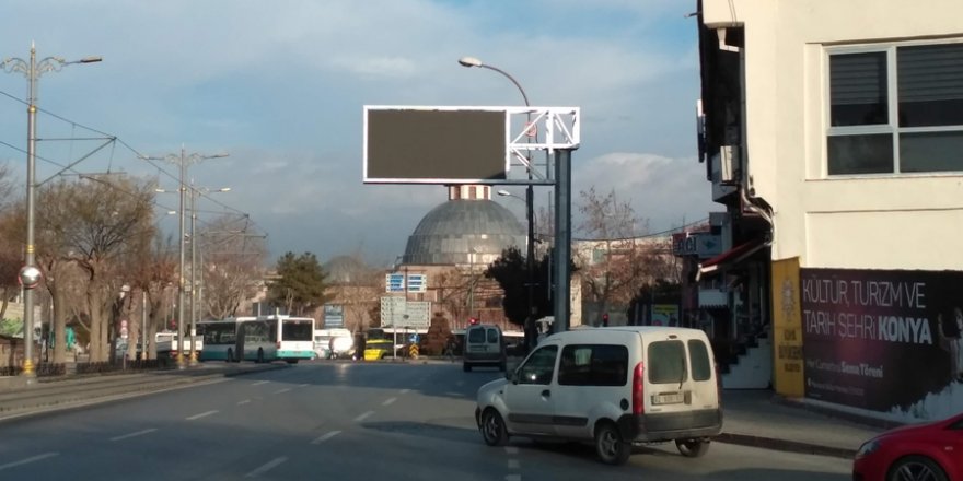 Konya’da pek çok noktaya dikilen dijital levhalar ne olacak?