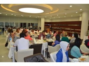 İftar Yemeğinde Rektör Bircan’a Ebru Sürprizi