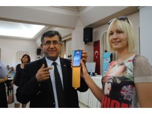 Turist, 'Manavgat Gooble'den Tatil Bilgisi Alıyor