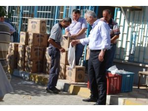 Orhaneli Belediye Başkanı Tatlıoğlu, Personeline Gıda Paketi Dağıttı